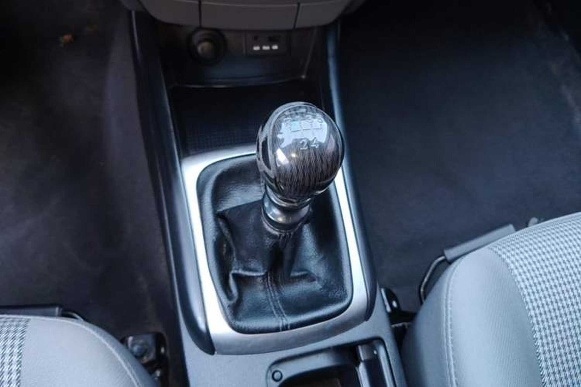 Used Hyundai Celesta 2015 1.6L Manual Comfort Model Gear Lever