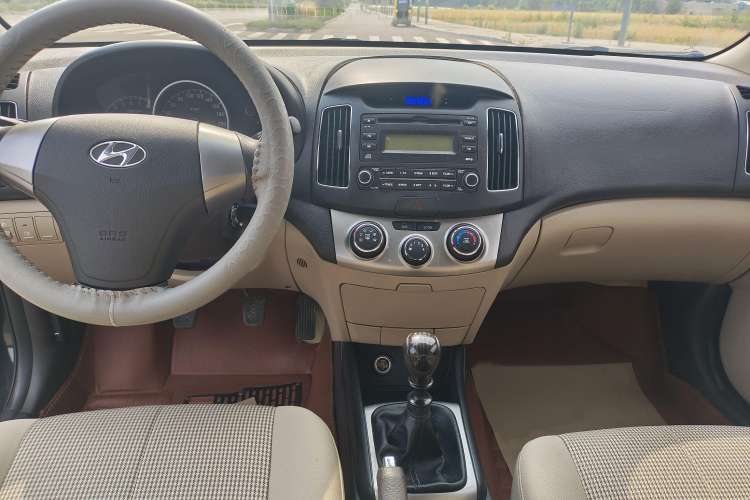 Used Hyundai Celesta 2015 1.6L Manual Comfort Model Interior 1