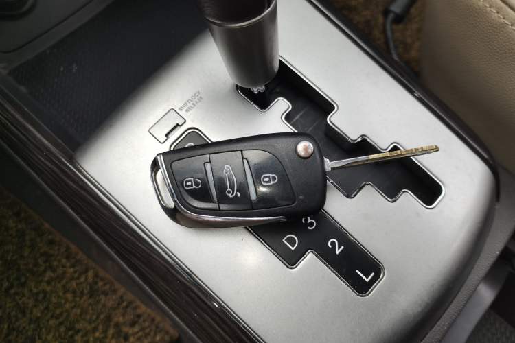 Used Hyundai Celesta 2015 1.6L Automatic Luxury Model Interior 1