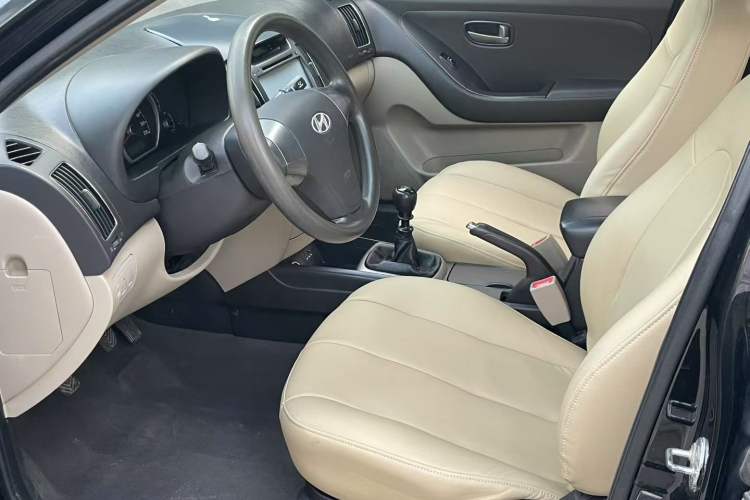 Used Hyundai Celesta 2015 1.6L Manual Comfort Model Interior 2
