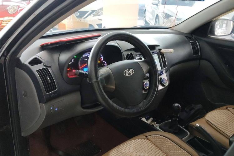 Used Hyundai Celesta 2015 1.6L Manual Comfort Model Interior 2