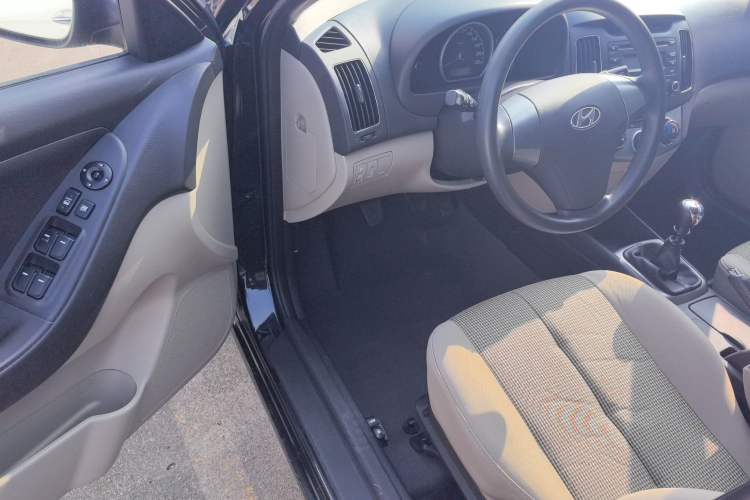 Used Hyundai Celesta 2015 1.6L Manual Comfort Model Interior 2