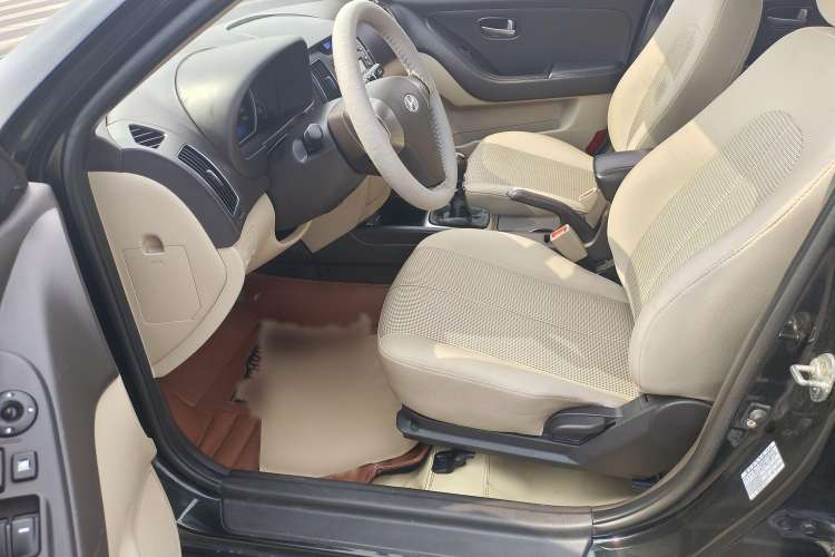 Used Hyundai Celesta 2015 1.6L Manual Comfort Model Interior 2