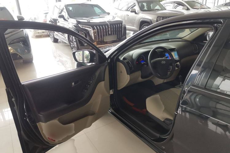 Used Hyundai Celesta 2015 1.6L Automatic Comfort Model Interior 3