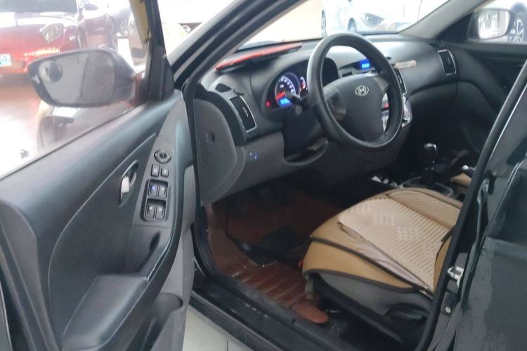 Used Hyundai Celesta 2015 1.6L Manual Comfort Model Interior 3