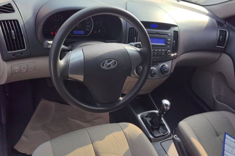 Used Hyundai Celesta 2015 1.6L Manual Comfort Model Interior 3