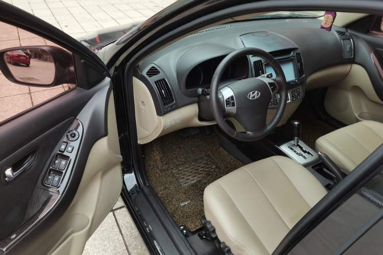 Used Hyundai Celesta 2015 1.6L Automatic Luxury Model Interior 3