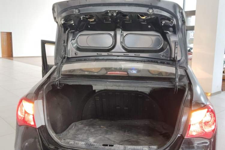 Used Hyundai Celesta 2015 1.6L Manual Comfort Model Trunk