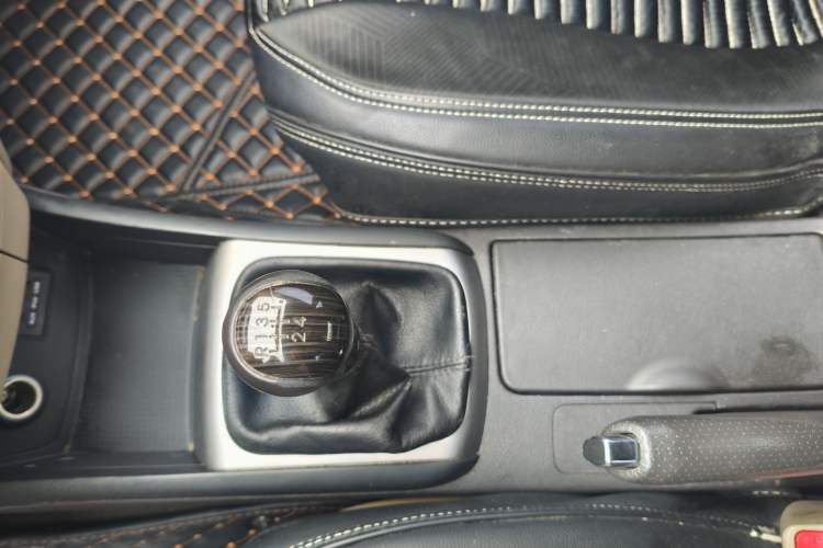 Used Hyundai Celesta 2015 1.6L Manual Comfort Model Interior 1