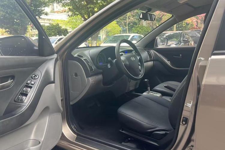 Used Hyundai Celesta 2015 1.6L Automatic Comfort Model Interior 2