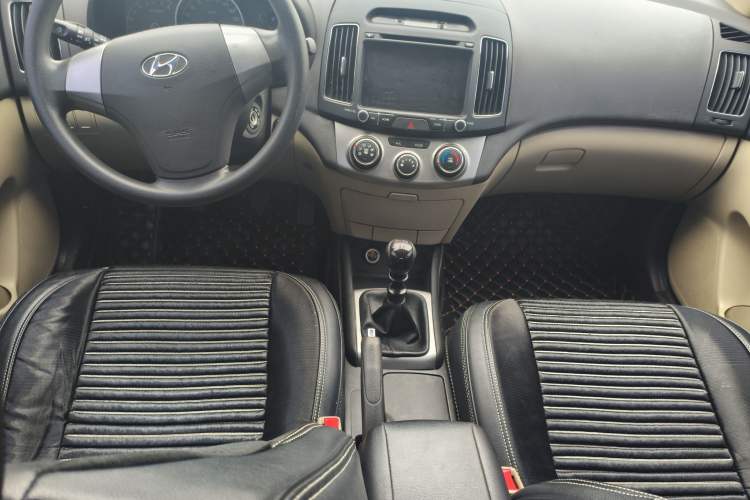 Used Hyundai Celesta 2015 1.6L Manual Comfort Model Interior 3