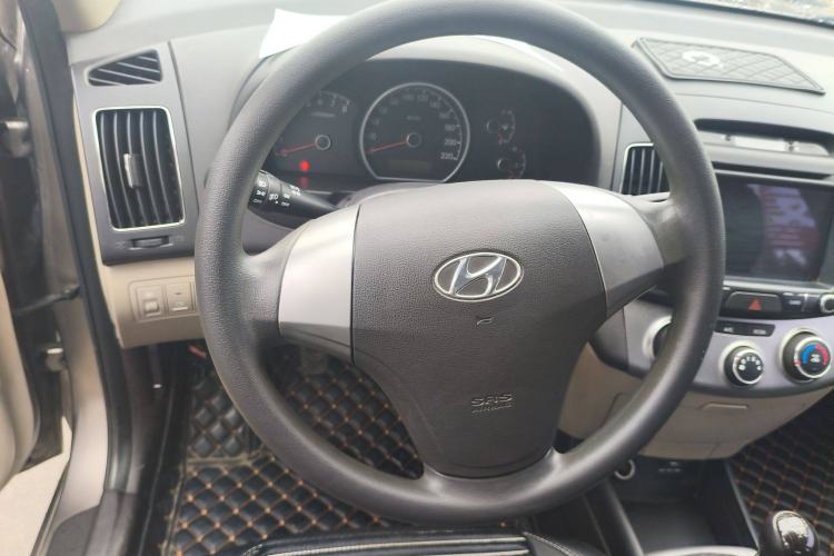 Used Hyundai Celesta 2015 1.6L Manual Comfort Model Interior 4