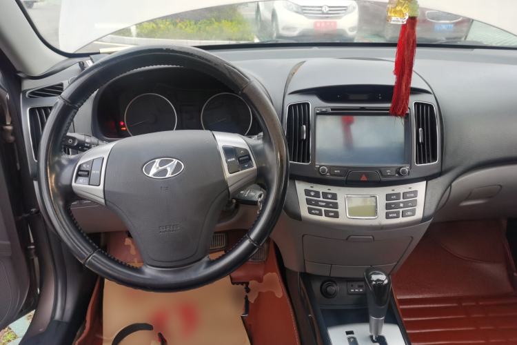 Used Hyundai Celesta 2015 1.6L Automatic Luxury Model Center Console