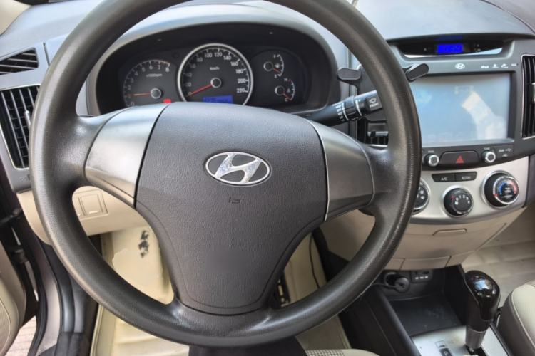 Used Hyundai Celesta 2015 1.6L Automatic Comfort Model Center Console
