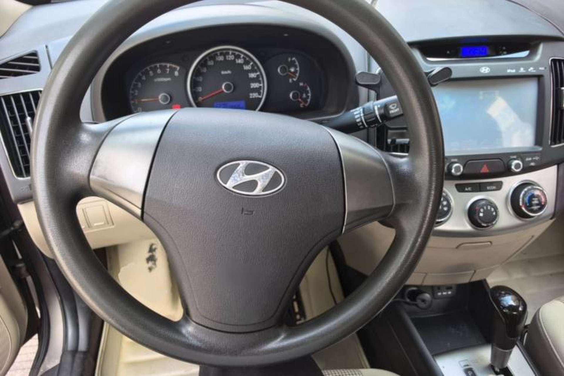 Used Hyundai Celesta 2015 1.6L Automatic Comfort Model Center Console