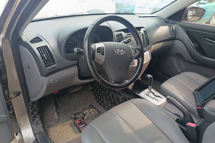 Used Hyundai Celesta 2015 1.6L Automatic Luxury Model Center Console