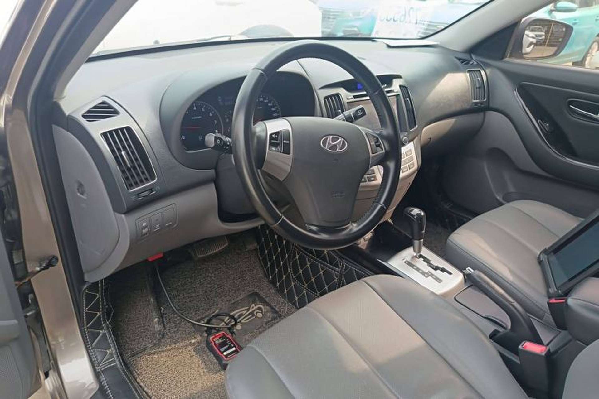 Used Hyundai Celesta 2015 1.6L Automatic Luxury Model Center Console