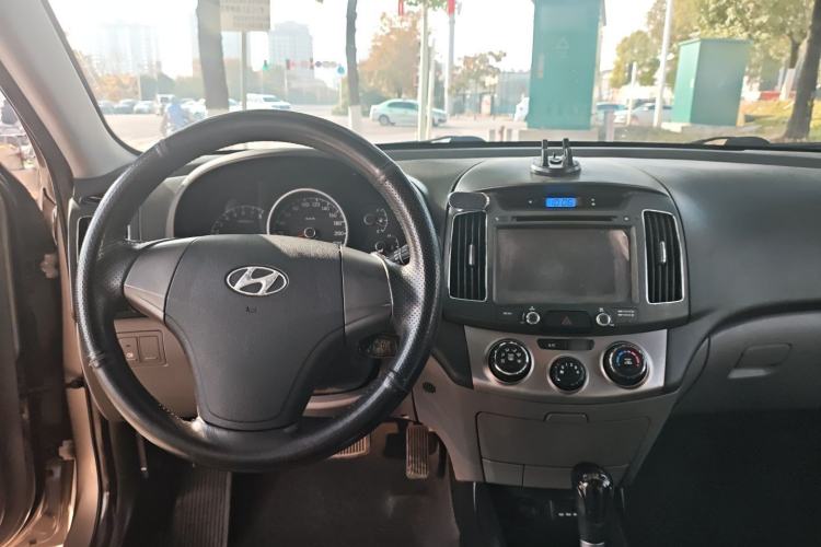 Used Hyundai Celesta 2015 1.6L Automatic Comfort Model Center Console
