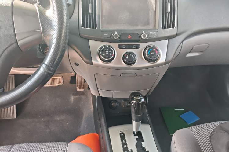 Used Hyundai Celesta 2015 1.6L Automatic Comfort Model Gear Lever