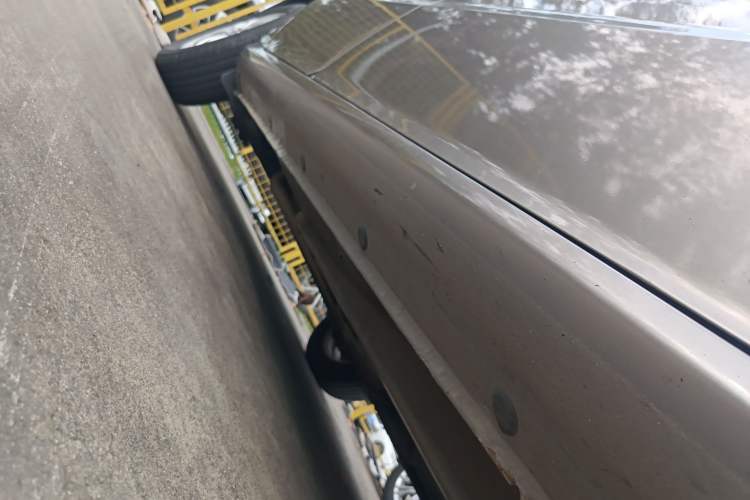 Used Hyundai Celesta 2015 1.6L Automatic Luxury Model Right Side Sill
