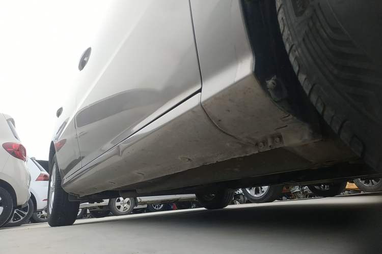 Used Hyundai Celesta 2015 1.6L Automatic Comfort Model Right Side Sill