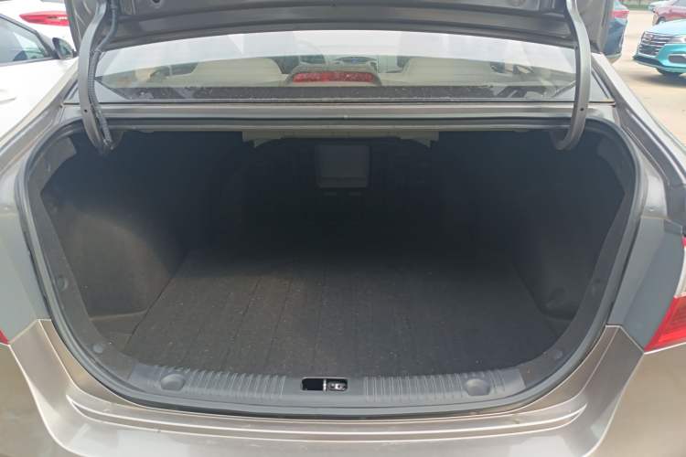 Used Hyundai Celesta 2015 1.6L Automatic Luxury Model Trunk