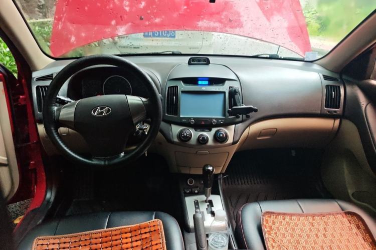 Used Hyundai Celesta 2015 1.6L Automatic Comfort Model Center Console