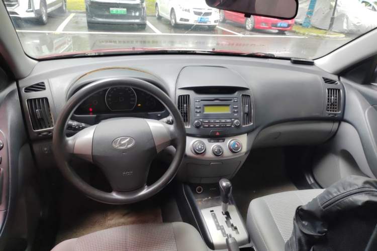 Used Hyundai Celesta 2015 1.6L Automatic Comfort Model Center Console