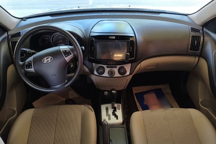 Used Hyundai Celesta 2015 1.6L Automatic Comfort Model Center Console