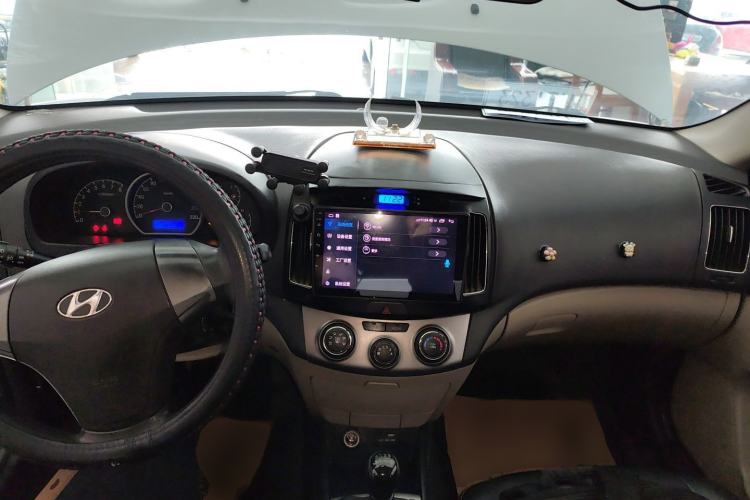 Used Hyundai Celesta 2015 1.6L Manual Comfort Model Center Console