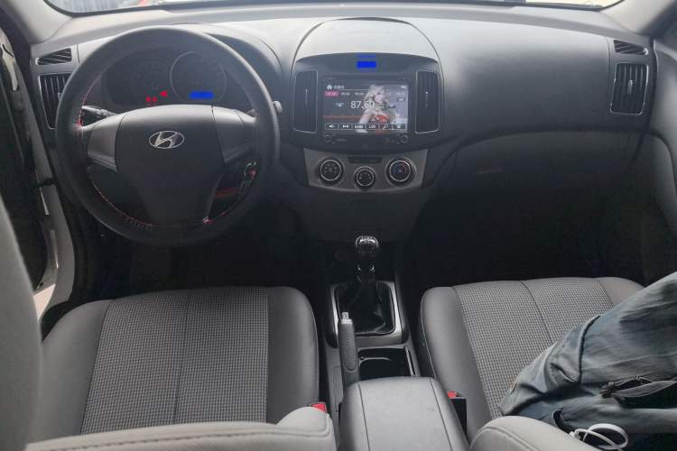 Used Hyundai Celesta 2015 1.6L Manual Comfort Model Center Console