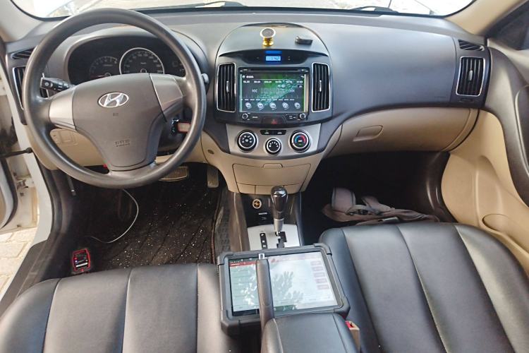 Used Hyundai Celesta 2015 1.6L Automatic Comfort Model Center Console
