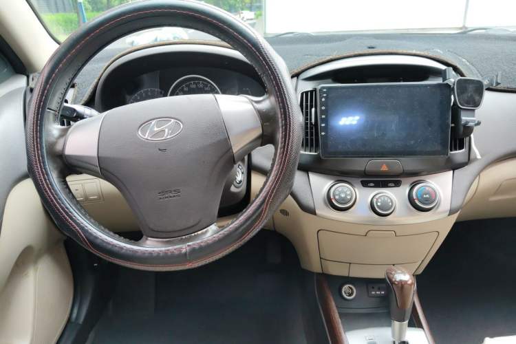Used Hyundai Celesta 2015 1.6L Automatic Comfort Model Center Console