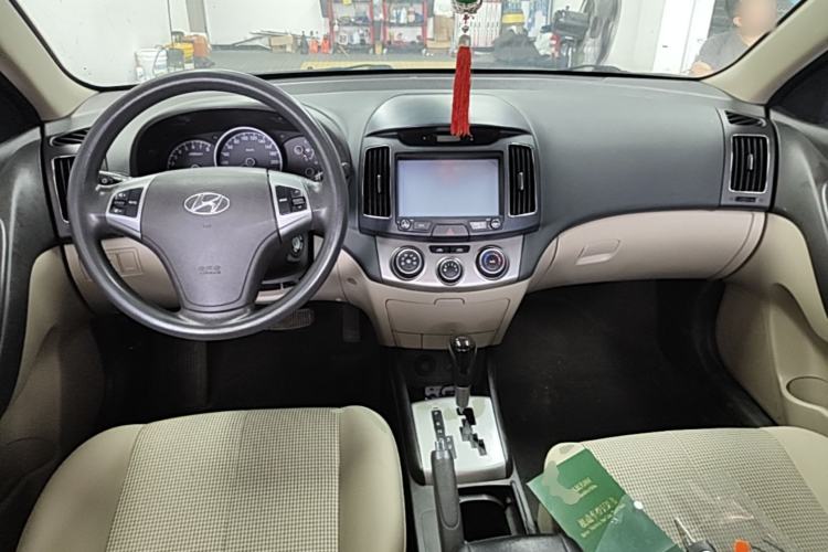Used Hyundai Celesta 2015 1.6L Automatic Comfort Model Center Console