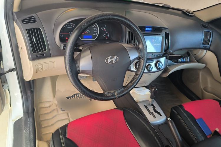 Used Hyundai Celesta 2015 1.6L Automatic Comfort Model Center Console