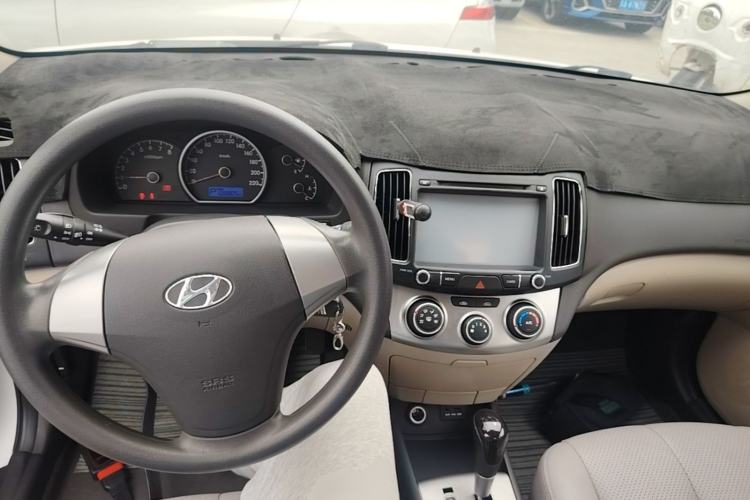 Used Hyundai Celesta 2015 1.6L Automatic Comfort Model Center Console