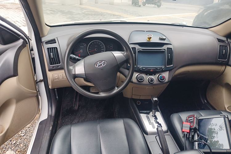 Used Hyundai Celesta 2015 1.6L Automatic Comfort Model Center Console