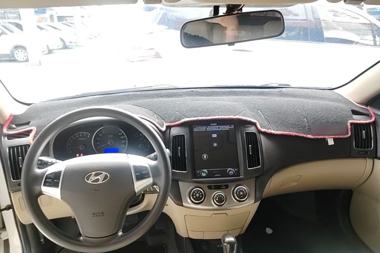 Used Hyundai Celesta 2015 1.6L Automatic Comfort Model Center Console