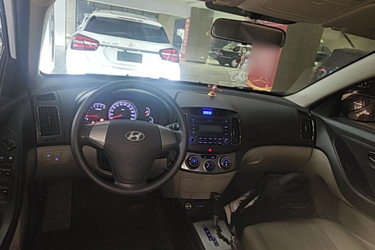 Used Hyundai Celesta 2015 1.6L Automatic Comfort Model Center Console