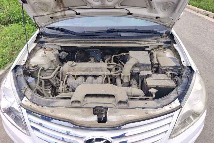 Used Hyundai Celesta 2015 1.6L Manual Comfort Model Engine Bay
