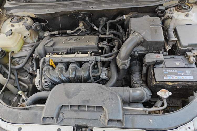 Used Hyundai Celesta 2015 1.6L Manual Comfort Model Engine Bay