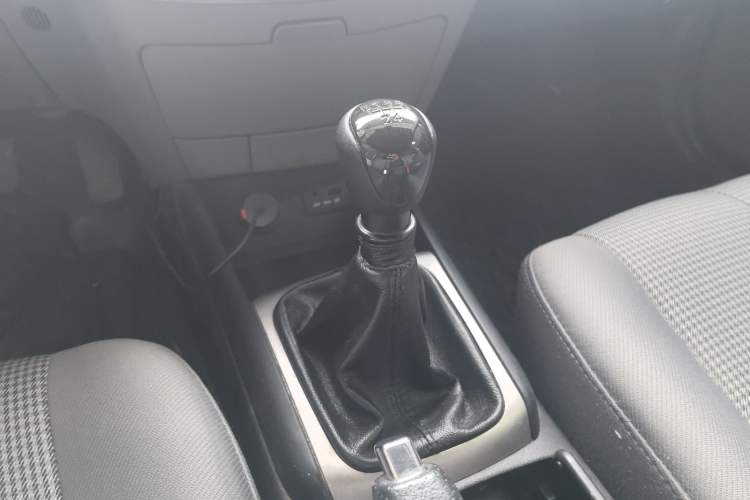 Used Hyundai Celesta 2015 1.6L Manual Comfort Model Gear Lever