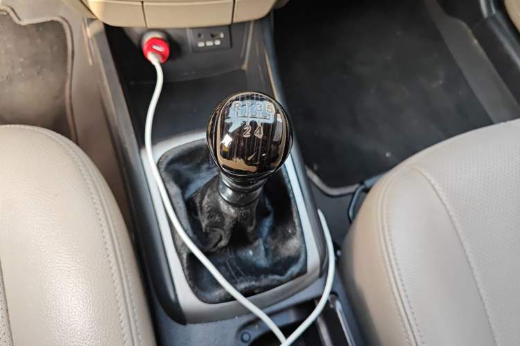 Used Hyundai Celesta 2015 1.6L Manual Comfort Model Gear Lever