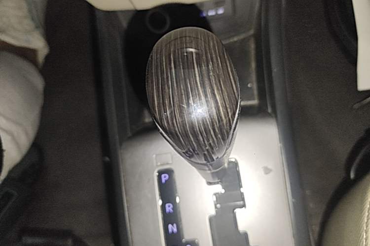 Used Hyundai Celesta 2015 1.6L Automatic Comfort Model Gear Lever