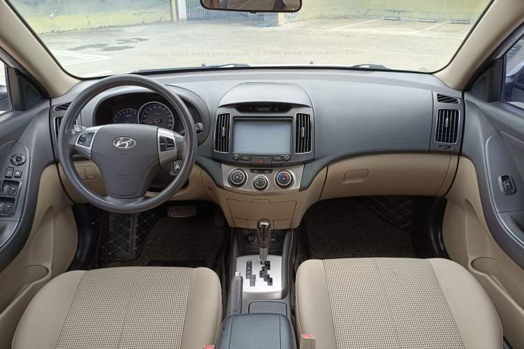 Used Hyundai Celesta 2015 1.6L Automatic Comfort Model Interior 2