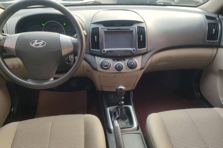 Used Hyundai Celesta 2015 1.6L Manual Comfort Model Interior 3