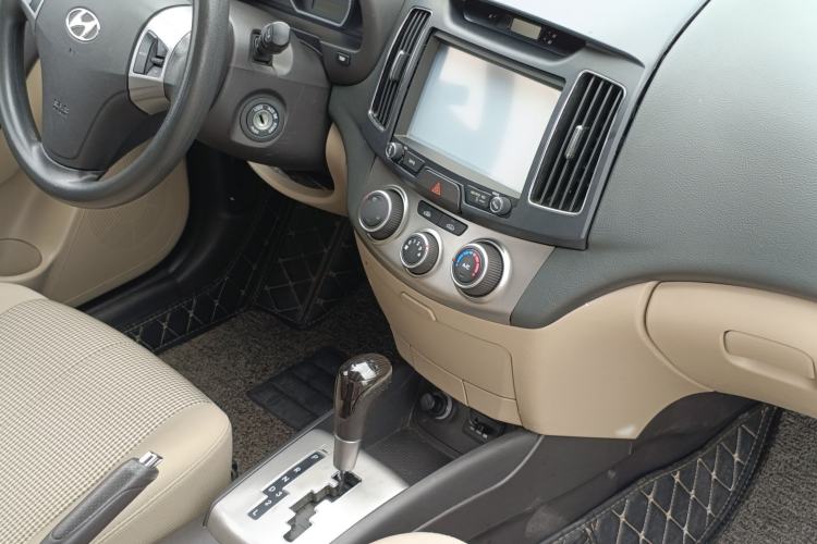 Used Hyundai Celesta 2015 1.6L Automatic Comfort Model Interior 4