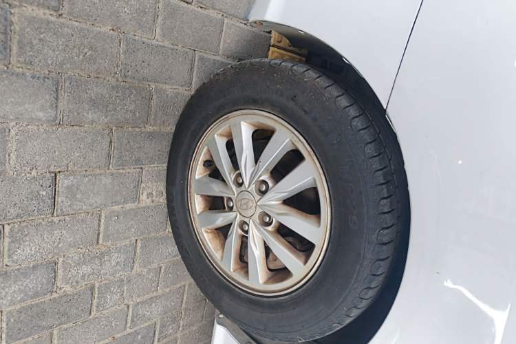 Used Hyundai Celesta 2015 1.6L Automatic Comfort Model Left Front Wheel Hub