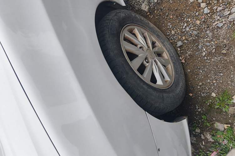 Used Hyundai Celesta 2015 1.6L Automatic Comfort Model Left Front Wheel Hub