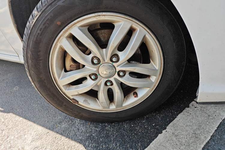 Used Hyundai Celesta 2015 1.6L Manual Comfort Model Right Front Wheel Hub
